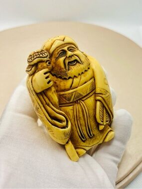 EUC Late Meiji Period Japanese Carved Netsuke Pocket Ornament